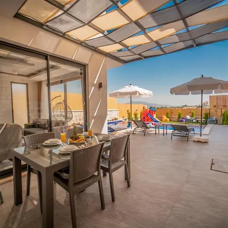 Villa Emirbey - 2 Bedroom Holiday With Jacuzzi In Kalkan *